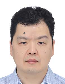 서울대에서 서양정치사상을 전공해 박사학위를 받았다. 『현대정치의 위기와 비전: 니체에서 현재까지』(공저), 『통일의 정치사상적 기초』 등의 책을 썼다.