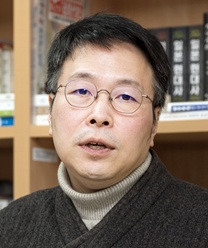 서울대를 졸업하고 일본 도쿄대에서 일본정치사상사를 전공해 박사학위를 취득했다. 지은 책으로는 『동아시아 내셔널리즘의 형성과 변화』 등이 있다.