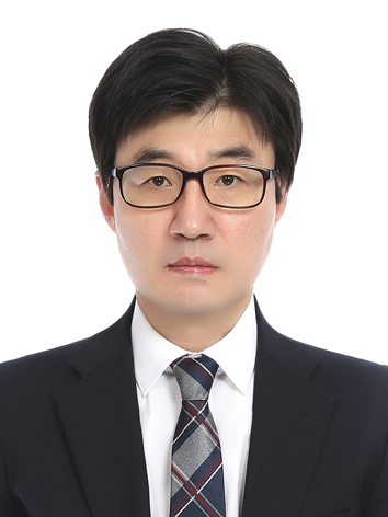 프랑스 파리8대학에서 프랑스 근대사를 전공해 박사학위를 받았다. 『기억은 역사를 어떻게 재현하는가』, 『역사 속의 유로메나』, 『이주의 시대 움직이는 문화』 등의 책을 함께 썼다.