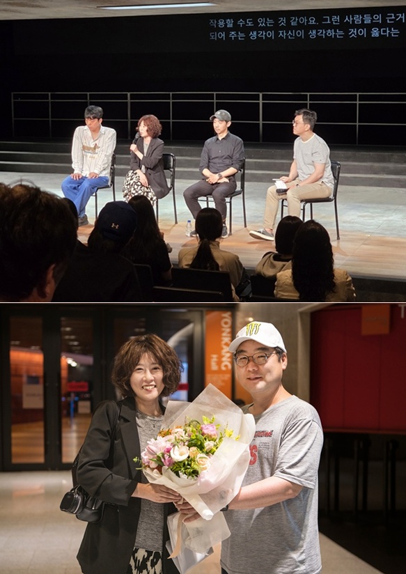 작품 공연을 마친 뒤 객석의 관객들과 대화중인 장희재 교수(사진 위). 단원들을 대표해서 극예술연구회 회장을 역임했던 진원진 동문(29기)이 지도교수에게 꽃다발을 전달하기도 했다.