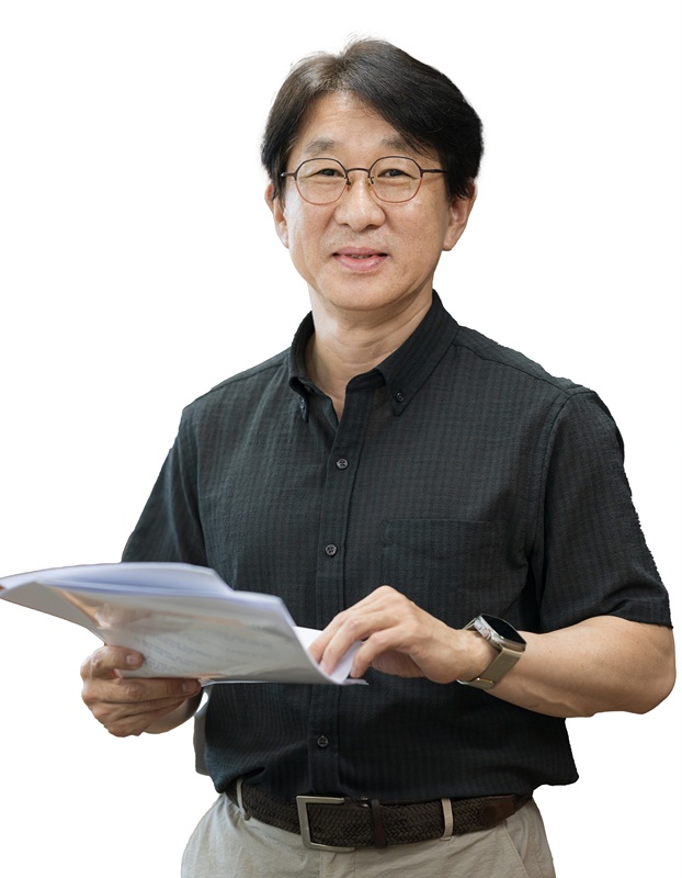 연세대에서 인공지능에 관한 연구로 박사학위를 받았다. 한국전자통신연구원 선임연구원을 거쳐 2003년부터 방송대 교수로 재직하고 있으며, 대구·경북지역대학장을 지냈다. 
