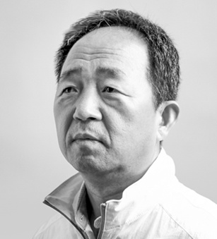 방송대 국어국문학과를 졸업하고 동국대 문화예술대학원을 졸업했다. 방송대문학상 희곡 부문 가작을 수상했으며, 1997년〈한국일보〉 신춘문예 시 부문에 당선돼 문단에 등단했다. 『서울엔 별이 땅에서 뜬다』 등의 시집을 냈다. 방송대 문학 동아리인 풀밭동인으로 활동하고 있다.