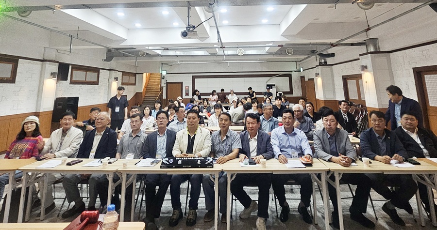 전국총동문회 제2차 상임이사회에 참석한 지역 동문회장들.