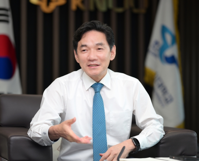 김종오 총장이 취임 100일을 맞아 집무실에서 진행한 KNOU위클리 인터뷰에서 답변하고 있다.