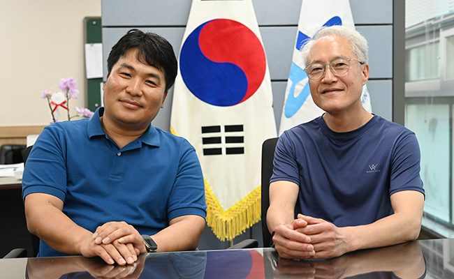 (왼쪽부터)『세트플레이』의 공저자인 박상현·정준영 교수.