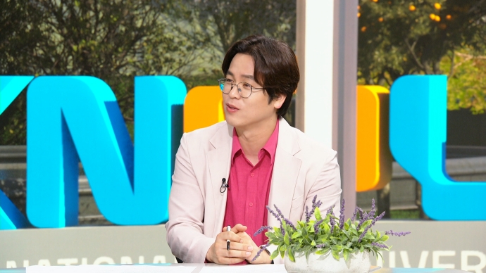 이성민 DMC 원장이 방송대학TV 개국 30주년 기념 특집 대담을 진행하고 있다. 사진 제공=DMC