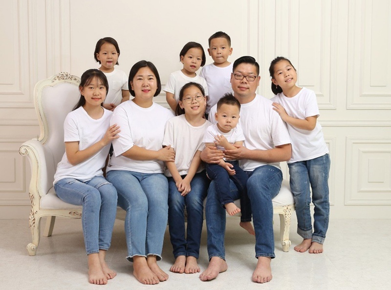 7남매를 키우면서, 조리사로 일하는 한편 방송대 공부에도 열정을 쏟고 있는 김지영 학우. 사진 속 큰딸은 대학생이 됐다.
