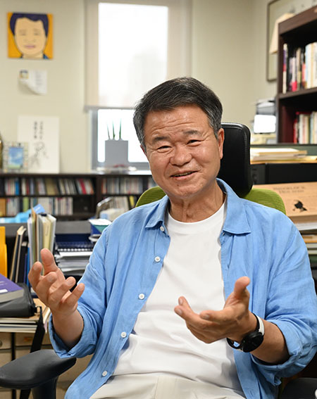연구실에서 35년의 소회를 밝히는 손진곤 교수.