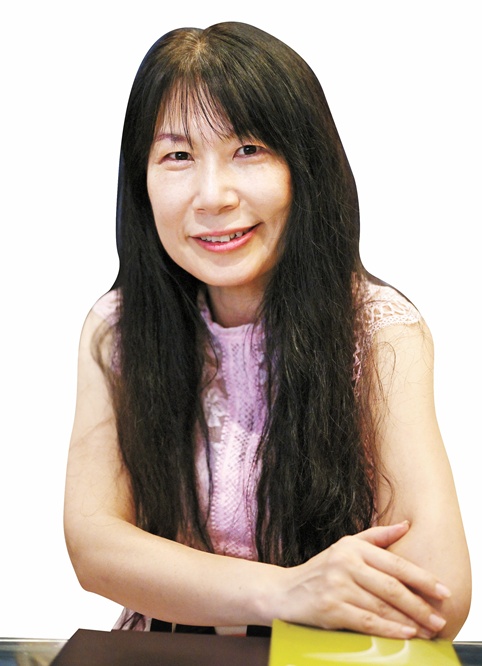 김민아 학우는 ‘최우수상’ 상장과 인권백일장 포스터를 정성스레 보관하고 있다. 올해 첫 인권백일장에 제출된 작품들은 시, 수필 등 모두 461편. 인권센터 내 인권전문가 및 관련 분야 전문 외부 위원을 포함한 심사위원이 △주제 적합성 △진정성 △창의성 △완성도·표현력 등을 중심으로 종합 심사를 진행해, 최우수(1), 수(1), 장려(3) 등 5편의 작품을 최종 선정했다. 인권센터는 향후에도 인권백일장을 이어갈 계획이다.
