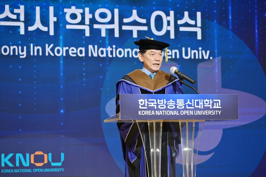 8월 26일 대학본부 열린관 대강당에서 진행된 2026년도 대학원 학위 수여식에서 김종오 총장이 졸업식사를 하고 있다.