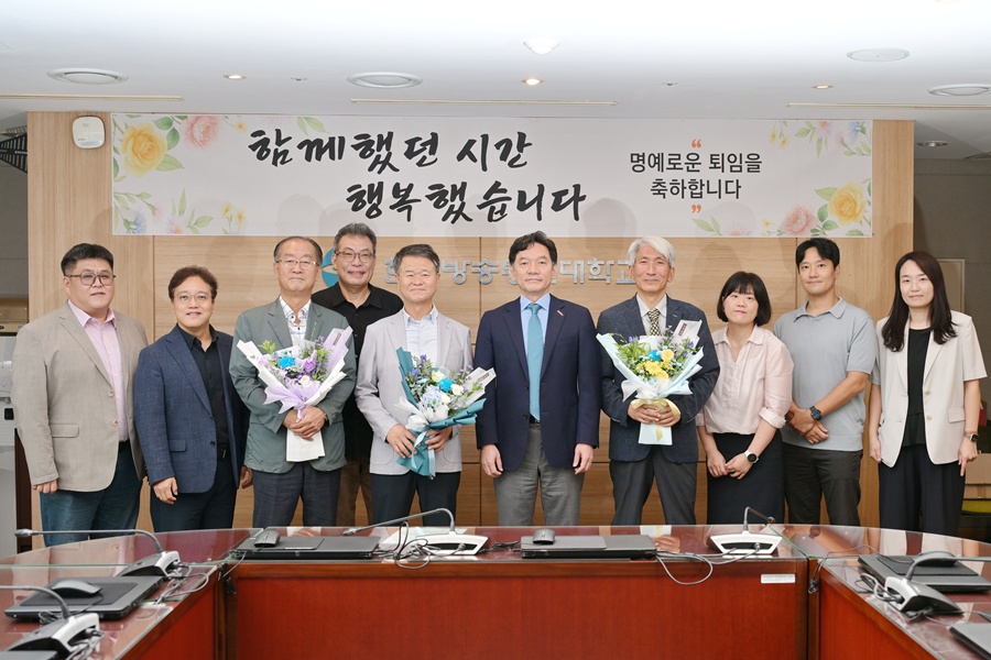 8월 24일 대학본부 본관 612호에서 열린 정년퇴임 교원 퇴임식 모습. 왼쪽부터 임수현 기획부처장, 정영일 교무처장, 권수열 교수, 박종성 부총장, 손진곤 교수, 김종오 총장, 이용철 교수, 심지영 학생처장, 주경필 기획처장, 박서영 교무부처장.