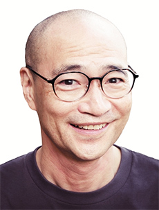 호시노 도모유키 일본 작가 1988년 와세다대학 문학부를 졸업했다. 2000년 『깨어나라고 인어는 노래한다』로 제13회 미시마 유키오상, 2003년 『판타지스타』로 제25회 노마문예 신인상을 수상, 『오레오레』로 오에 겐자부로상, 『밤은 끝나지 않는다』로 요미우리문학상, 『호노오』로 다니자키 준이치로상을 수상했다. 대표 소설집 『인간은행』, 『디어 프루던스』 등이 국내에 출간됐다.