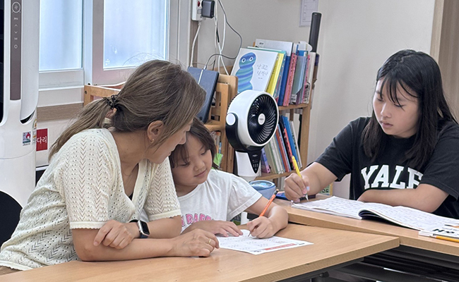 제주 종달지역아동센터에서 생활복지사로 일하며 아이들과 시간을 보내는 박성희 동문.