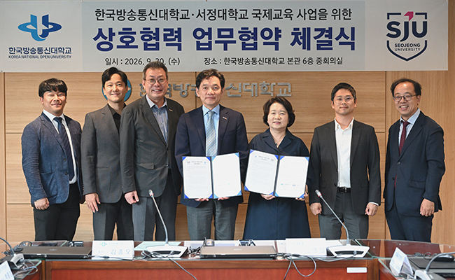 왼쪽부터 정세윤 국제협력단장, 주경필 기획처장, 박종성 부총장, 김종오 총장, 양영희 서정대 총장, 김현재 서정대 행정부총장, 신덕상 서정대 입학본부장.