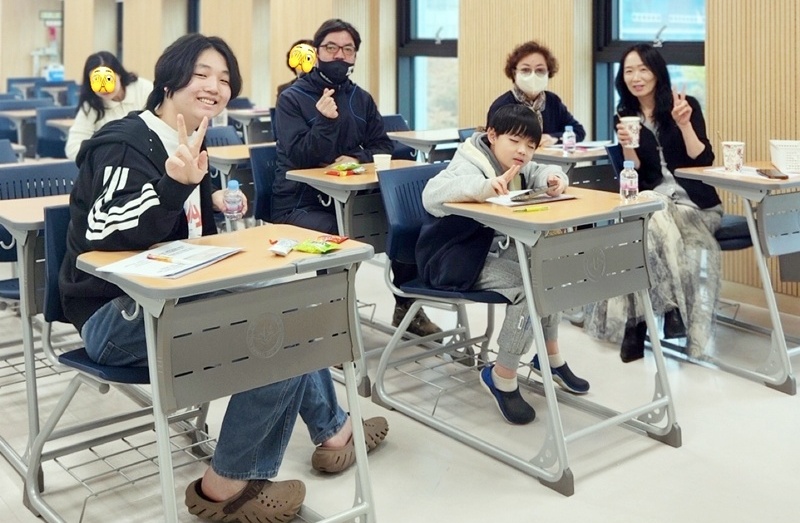 안양시학습관에서 진행된 일본학과 나행주 교수의 특강에 참석한 신미숙 학우 가족.