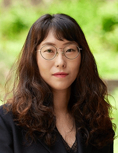 이영주 시인 2000년 〈문학동네〉로 등단. 시집 『108번째 사내』, 『언니에게』, 『차가운 사탕들』, 『어떤 사랑도 기록하지 말기를』 등을 냈다. 영문시선집 cold candis, 산문집 『백 일의 밤 백 편의 시』 등이 있다. 2022년 미국 루시엔 스트릭상을 수상했다. 방송대 대학원 문예창작콘텐츠학과 외부교수로 있다.