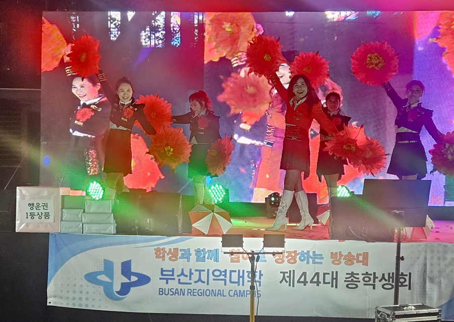부산총학생회가 개최한 황산나루축제가 부산지역대학 앞마당에서 열렸다. 이날 지역축제와 함께 진행된 황산나루축제는 저녁이 되어 본격적인 행사가 무르익었다.